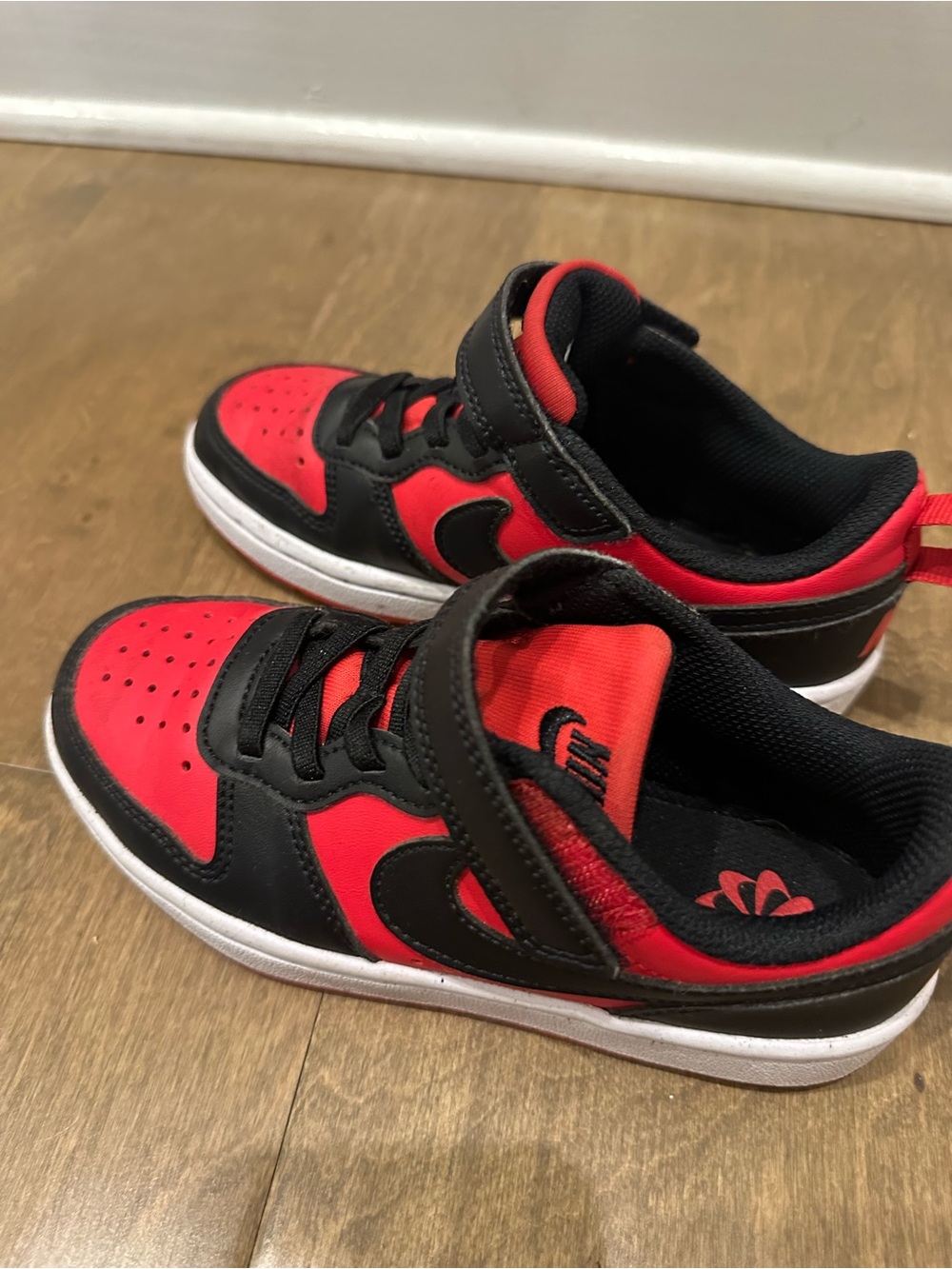 Nike Kids Black and Red Low-Top Sneakers with Hook-and-Loop Strap